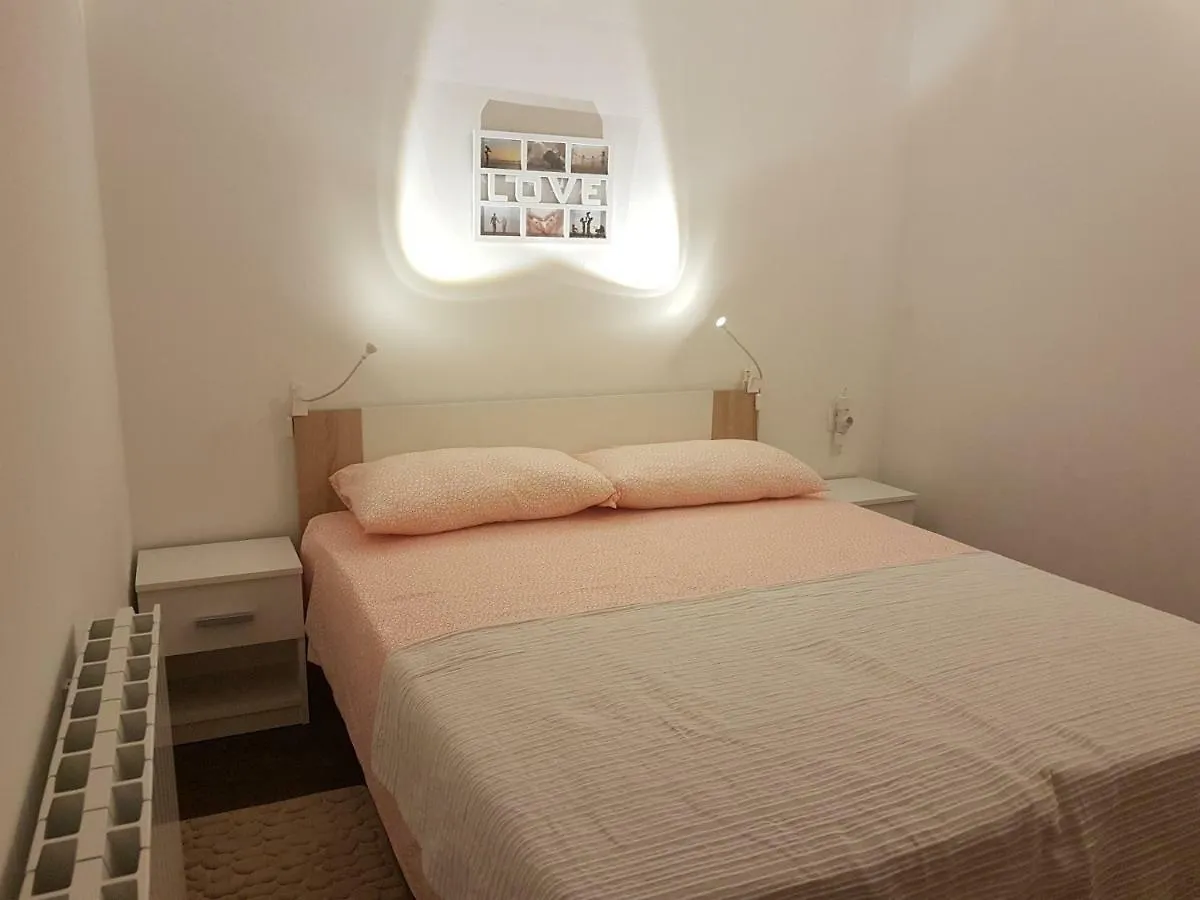 Miran Odmor U Srcu Pule! Apartman Iva 60M2. 普拉