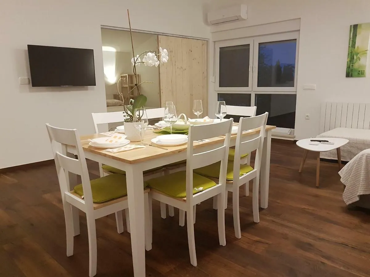 Miran Odmor U Srcu Pule! Apartman Iva 60M2.联系方式